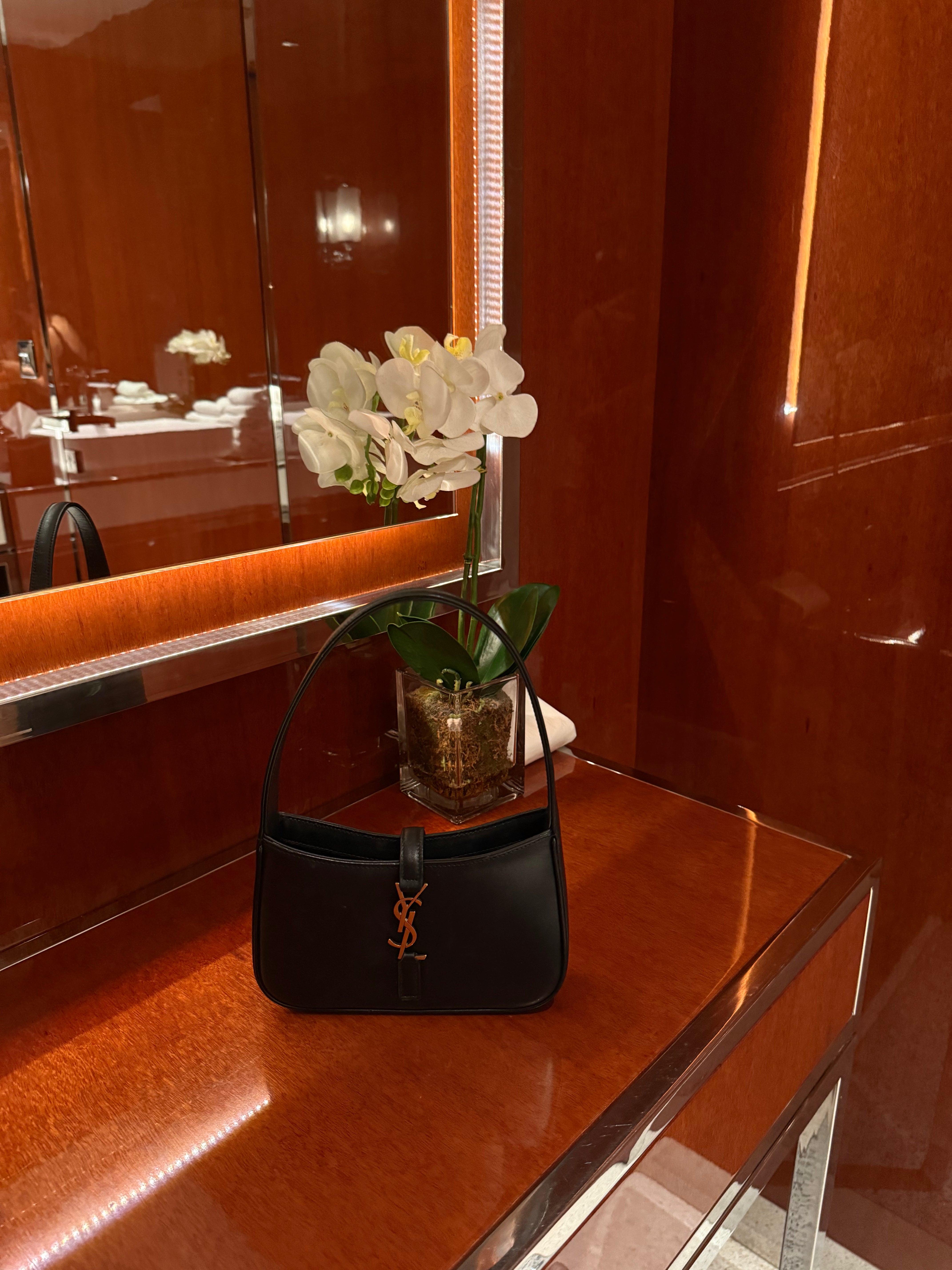 Saint Laurent Le 5 a 7 hobo Black bag